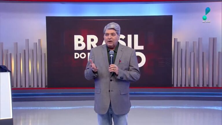 Foto de José Luiz Datena no estúdio do programa Brasil do Povo