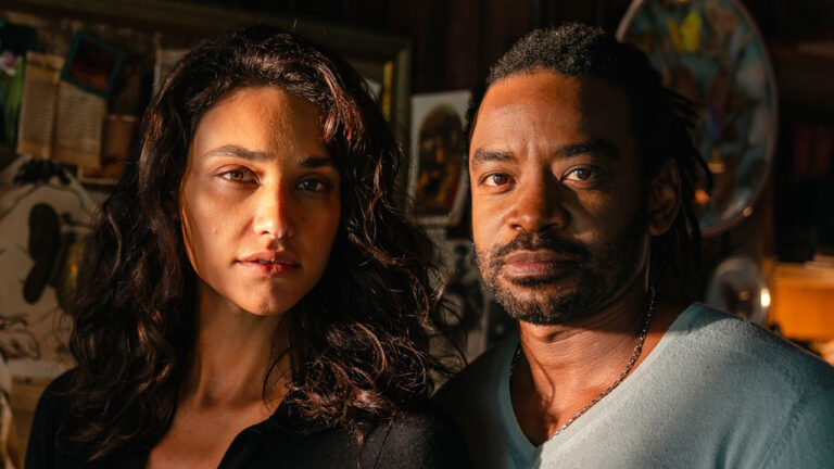 Débora Nascimento e Fabrício Boliveira com expressão séria, olhando para a câmera em foto de divulgação da série Cenas de um Crime