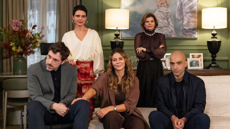 Guilherme Magon, Malu Galli, Paolla Oliveira, Débora Bloch e Humberto Carrão posam juntos no set do remake da novela Vale Tudo