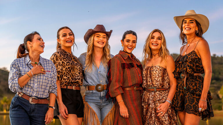 Roseli, Thaily, Layla, Cristal, Andréa e Tana, elenco de Poderosas do Cerrado, sorriem com looks country ao ar livre
