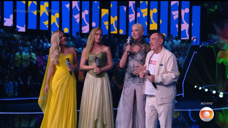 Foto de Eliana, Angélica, Xuxa e Renato Aragão no palco do Criança Esperança 2025