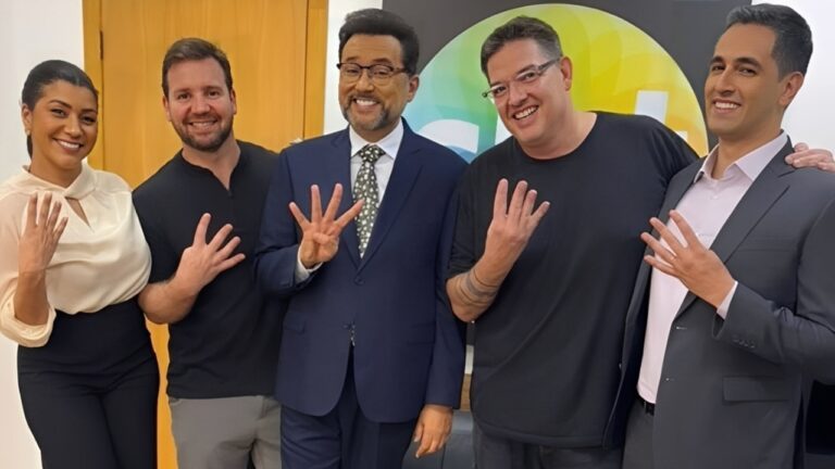 Foto da equipe do Aqui Agora comemorando a audiência do programa