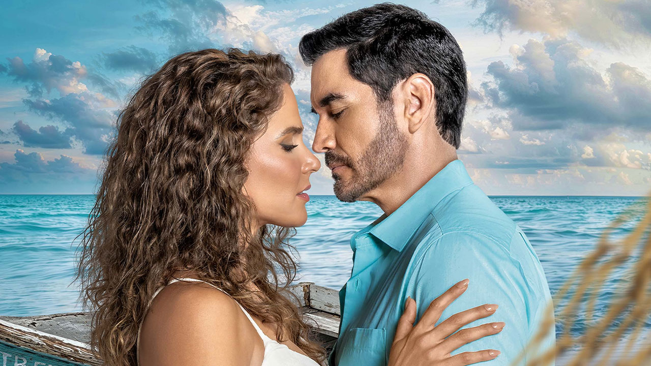 Estrella e Fabián de olhos fechados se tocam em momento romântico à beira-mar na novela A.Mar