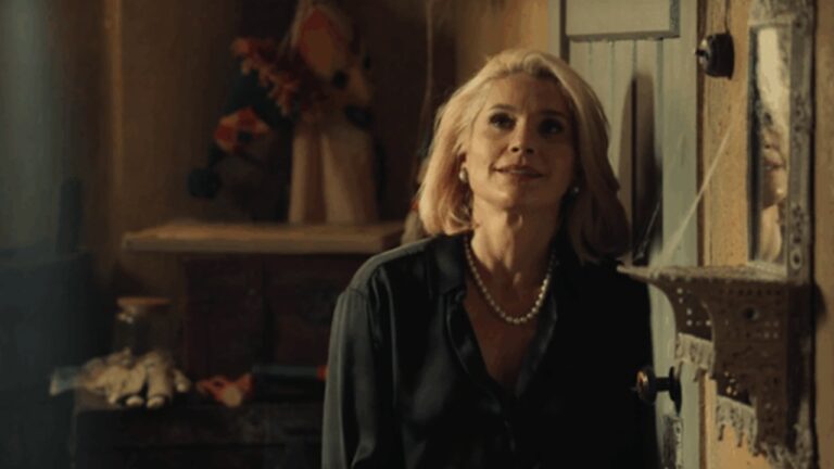 Sandra com expressão confiante usa colar de pérolas em cena da novela Êta Mundo Melhor! da TV Globo