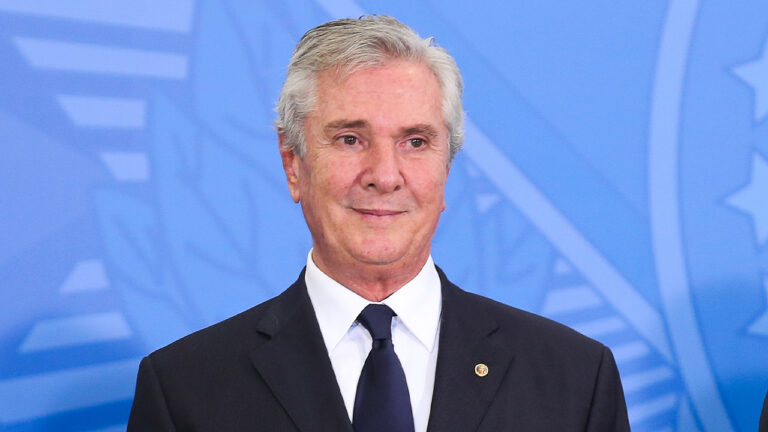 Fernando Collor com terno escuro e gravata azul durante cerimônia no Palácio do Planalto em 2020