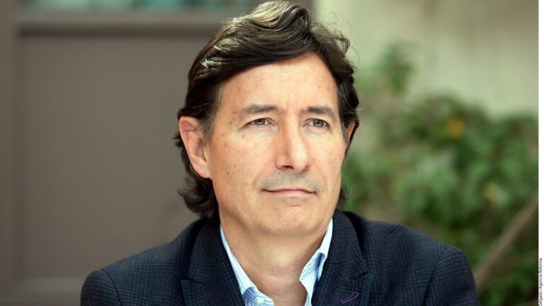 Roberto Gómez Fernández em retrato com fundo desfocado de vegetação