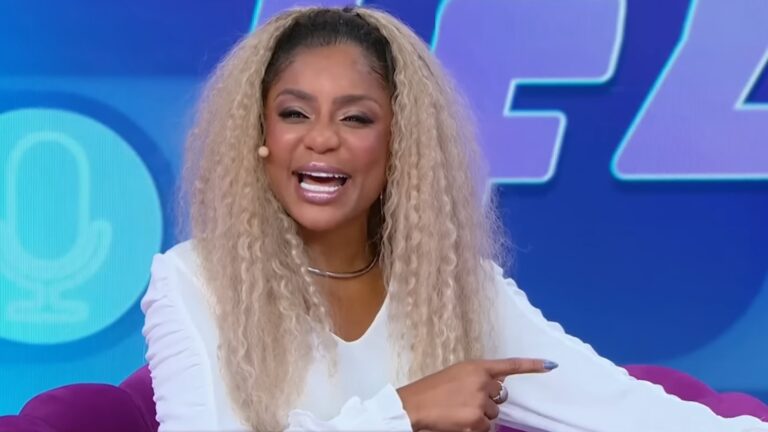 Foto da apresentadora Cariúcha no estúdio do Fofocalizando