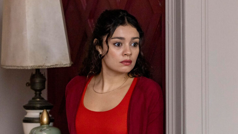 Gerluce interpretada por Sophie Charlotte com expressão assustada em cena da novela Três Graças