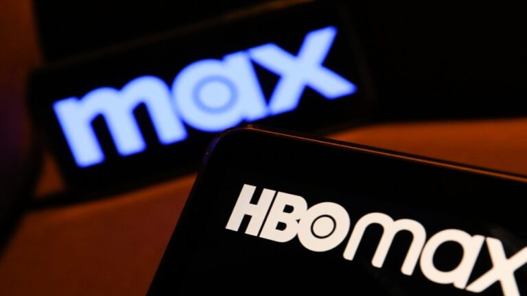Logotipo da HBO Max exibido em telas de dispositivos eletrônicos