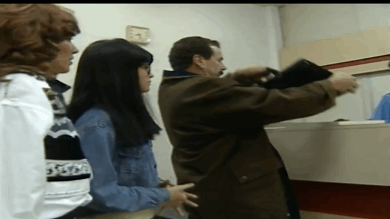 Ismael entrega pasta em balcão enquanto duas mulheres observam em cena da novela A Viagem