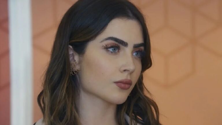 Jade Picon com expressão séria e olhar fixo em cena de Travessia da TV Globo