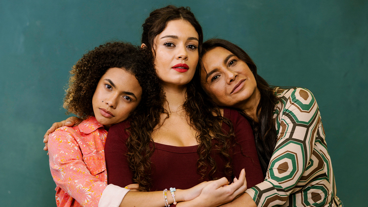 Alana Cabral, Sophie Charlotte e Dira Paes lado a lado em imagem de divulgação da novela Três Graças