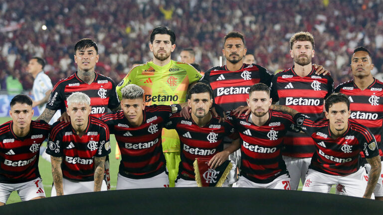 Elenco do Flamengo posado para foto antes de partida com jogadores usando uniforme rubro-negro