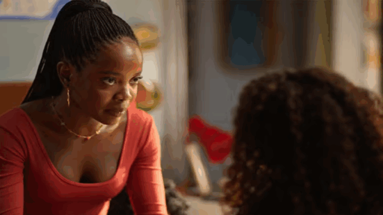 Leo com expressão séria conversa com outra mulher em cena de Dona de Mim