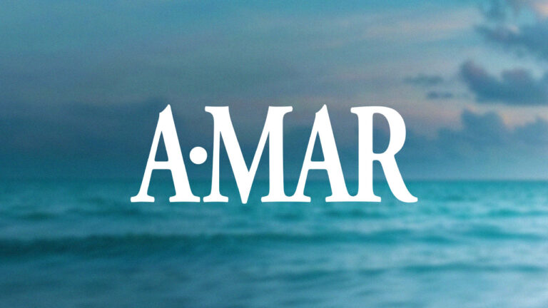 Logo da novela A.Mar em letras brancas na fonte serifada sobre o mar azul-turquesa e céu nublado