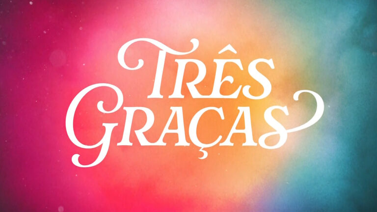 Logotipo da novela Três Graças com letras brancas em fundo colorido em tons de rosa, laranja e azul