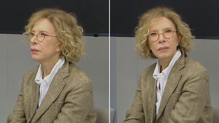 Marília Gabriela de blazer xadrez e óculos com semblante impaciente em estúdio de telejornal