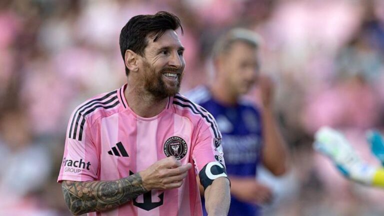 Jogador do Inter Miami sorri em campo usando uniforme rosa e faixa de capitão durante partida da MLS