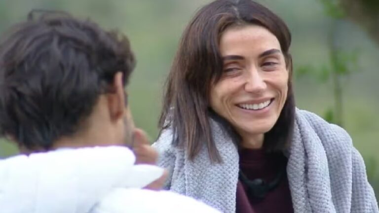 Michelle Barros sorri ao conversar com Shia em área externa de A Fazenda