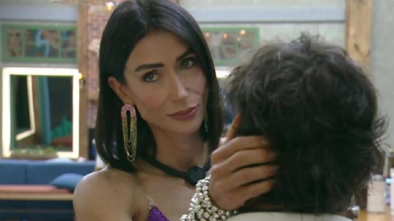 Michelle Barros segura o rosto de Shia enquanto conversa com ele em cena de A Fazenda na Record