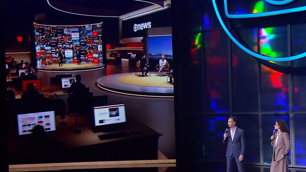 César Tralli e Renata Vasconcellos apresentam novo cenário da GloboNews exibido em telão com redação e estúdio modernos