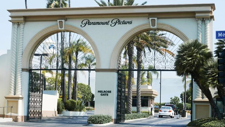 Portão principal dos estúdios da Paramount Pictures em Los Angeles com palmeiras e letreiro Melrose Gate