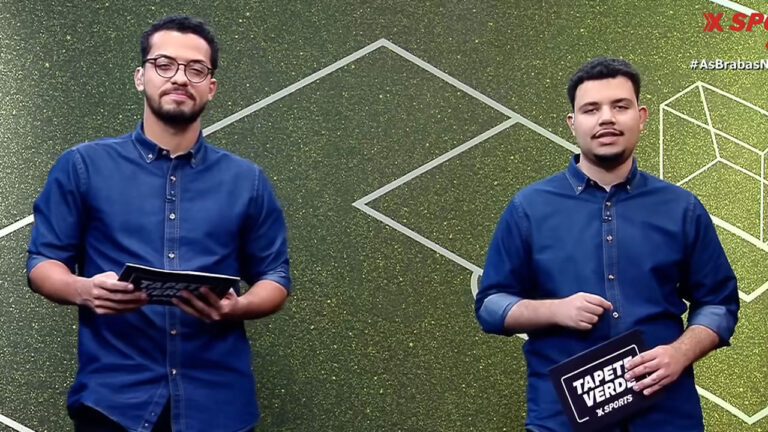 O comentarista Pedro Oliveira e o narrador Zé Neto de camisa azul no cenário do programa Tapete Verde, atração da Xsports