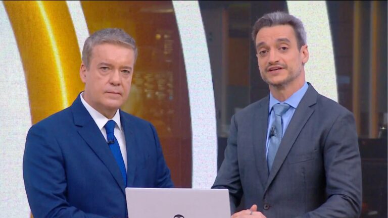 Foto de Roberto Kovalick e Tiago Scheuer no estúdio do telejornal Hora 1, da TV Globo