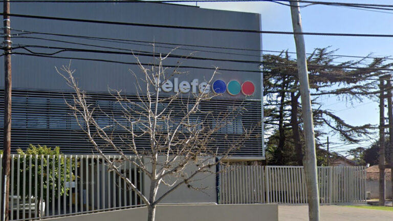 Fachada da sede da emissora Telefe em Buenos Aires com logotipo visível na parte superior do prédio