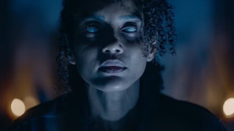 Taís Araujo com olhos esbranquiçados em cena de Reencarne iluminada por luz azul