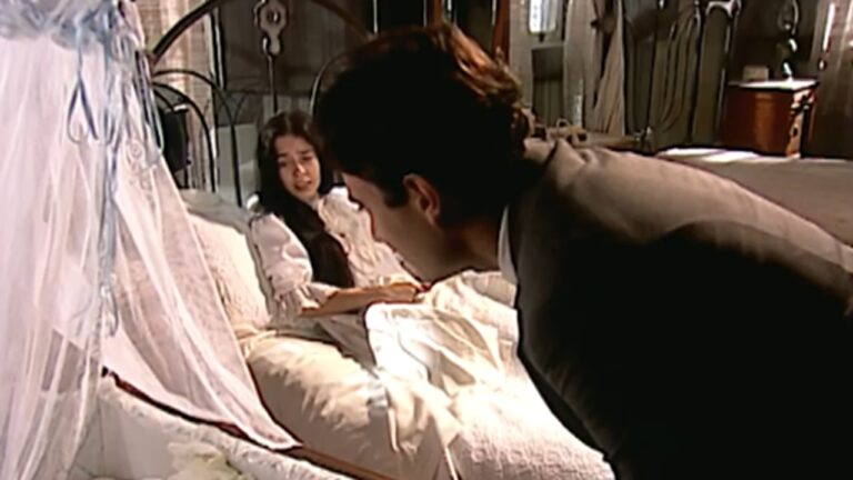Angélica deitada na cama conversa com Augusto após dar à luz uma menina em cena da novela Terra Nostra da TV Globo