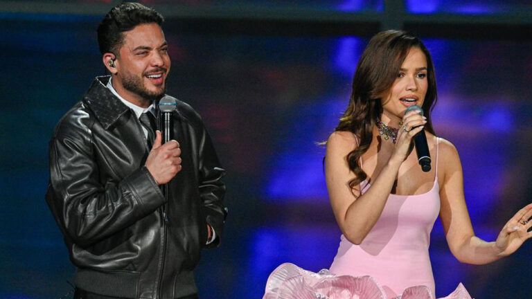 A cantora Juliette, com vestido rosa, canta ao lado de Wesley Safadão, que veste jaqueta de couro preta, durante show no palco