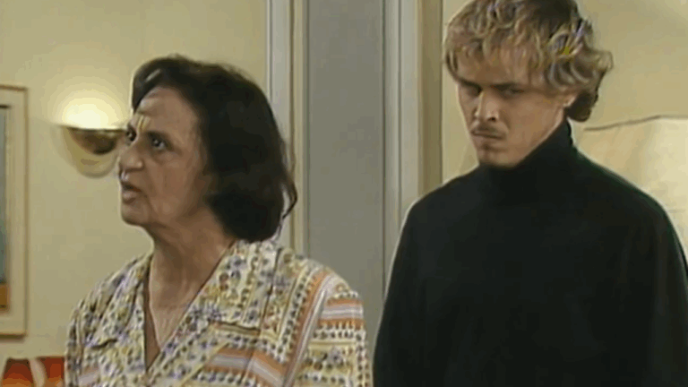 Mulher e homem discutem em cena tensa dentro de uma casa na novela A Viagem