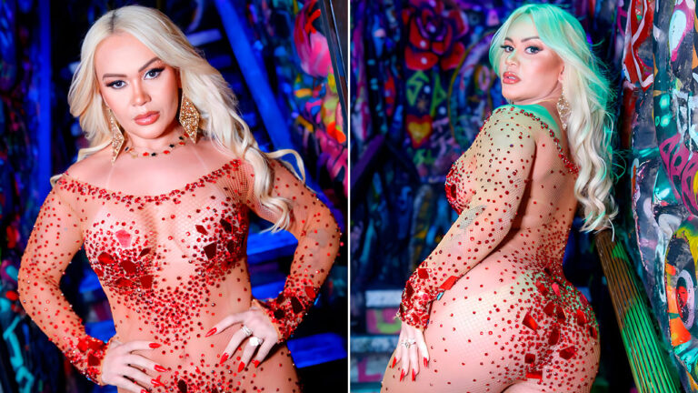 Montagem de Cacau Gucci de cabelo loiro, usando body nude com transparência e brilhos vermelhos, em fundo grafitado