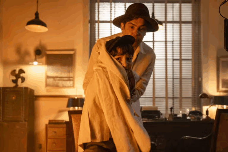 Candinho entra na fábrica em chamas para salvar Samir em Êta Mundo Melhor!