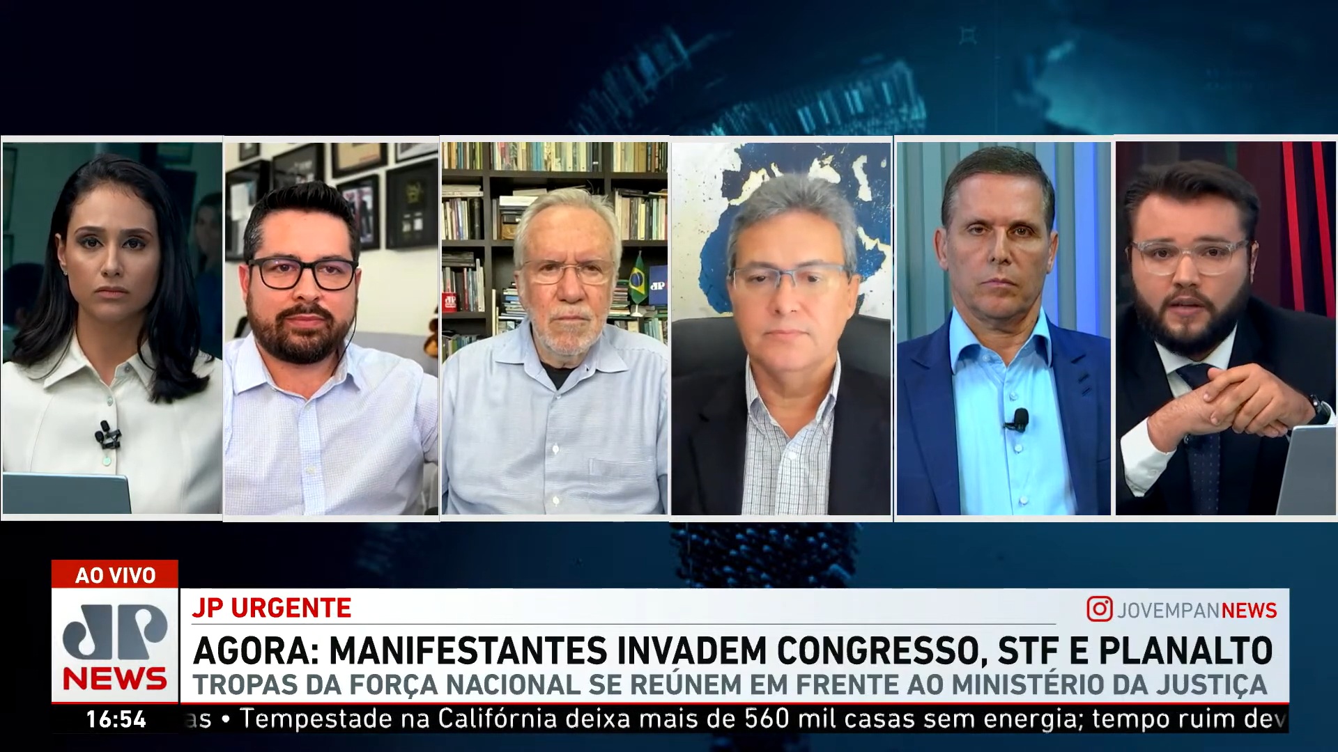 A imagem mostra uma transmissão ao vivo do canal Jovem Pan News, com cinco comentaristas dividindo a tela em um formato de debate remoto. O banner exibe a manchete "Manifestantes invadem Congresso, STF e Planalto", indicando cobertura jornalística de um evento urgente. Todos os participantes aparecem com expressão séria, em ambientes de estúdio ou home office