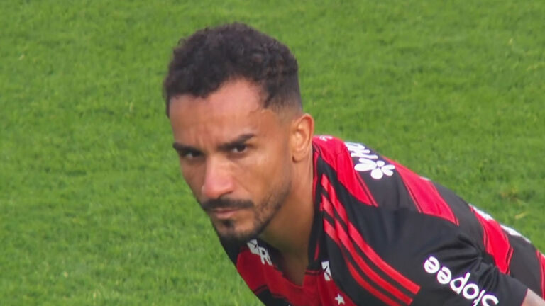 Danilo Luiz, do Flamengo, com barba, usando a camisa rubro-negra em campo de grama verde
