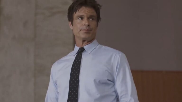 Um homem de camisa branca e com uma gravata