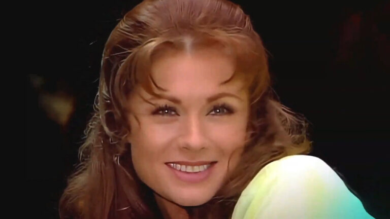 Atriz Letícia Calderón como Esmeralda sorrindo com os cabelos ruivos e meio presos em plano fechado da novela mexicana