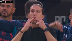 Filipe Luís, técnico do Flamengo, assobiando com os dedos na boca, no banco de reservas durante uma partida de futebol