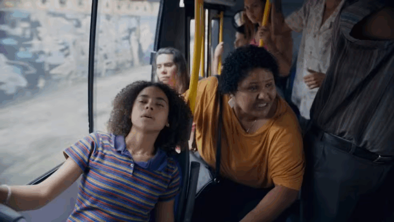 Joélly vai atrás da mãe para saber sobre seu pai, mas desmaia no ônibus em Três Graças