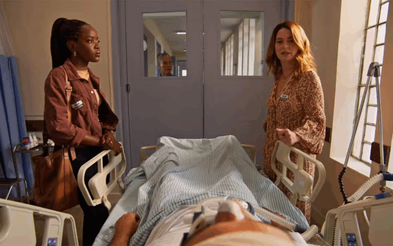 Léo e Filipa vão visitar Ricardo no hospital e são flagradas por Tânia em Dona de Mim