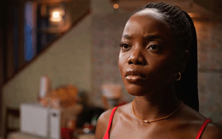 Leona com um vestido vermelho e um fundo marrom em Dona de Mim