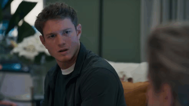 Leonardo questiona o pai sobre os remédios da farmácia comunitária em Três Graças