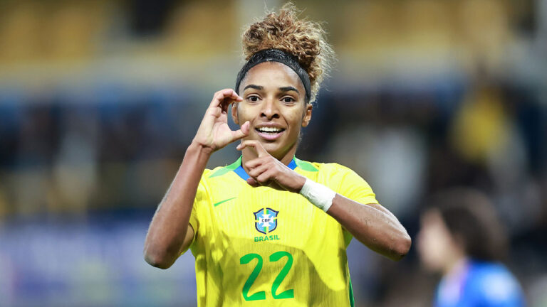 A jogadora Luany da seleção brasileira feminina de futebol com a camisa amarela durante partida contra a Itália
