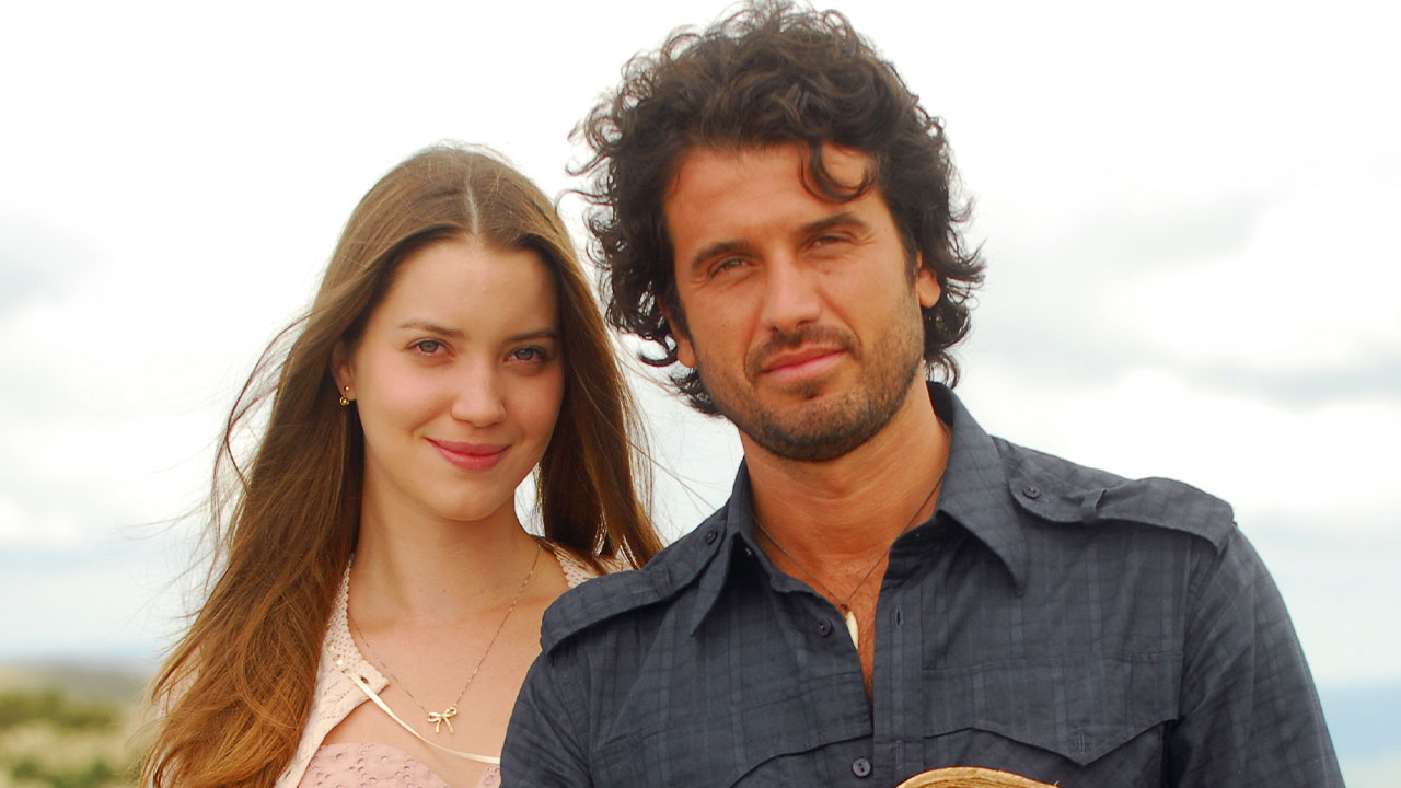 Nathalia Dill como Maria Rita e Eriberto Leão como Zeca em primeiro plano, em foto de divulgação da novela Paraíso