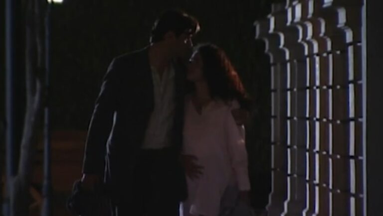 Matteo e Giuliana caminham abraçados à noite em cena romântica de Terra Nostra