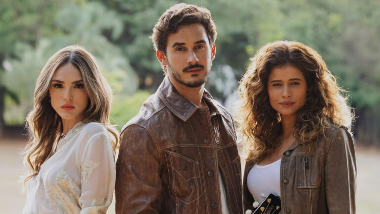 Isabelle Drummond, Filipe Bragança e Isadora Cruz posando como seus personagens para a novela Coração Acelerado