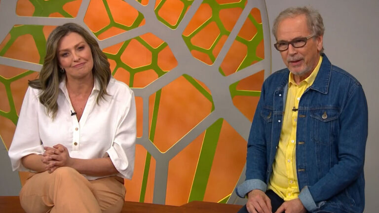 Cristina Vieira e Nelson Araújo, apresentadores do Globo Rural, sentados lado a lado no estúdio do programa da Globo