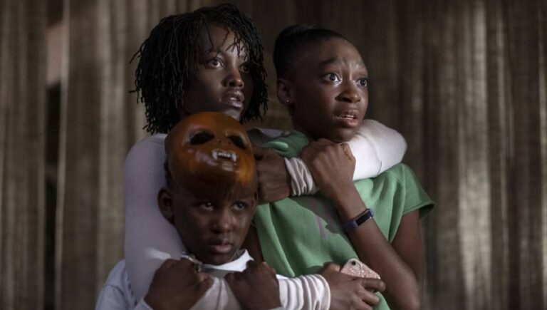 Imagem da Lupita Nyong'o com duas crianças